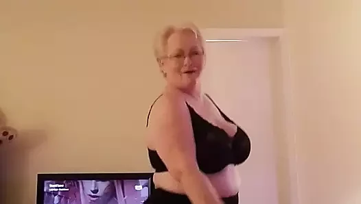 Terrytowngal Gilf Up Close Pussy Play And Dildo Play With This Horny Granny