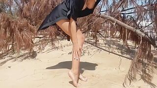 裸の十代の女の子は、ヌーディストビーチ公共屋外で猫、脚と足とつま先、足、脚フェチを示しています