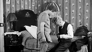 Старик трахает горячих девушек в городе, 1920-е (винтаж 1920-х)