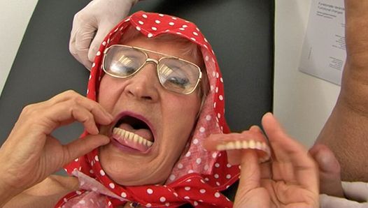 Беззубая бабушка (70+) достает свои зубные зубы перед сексом
