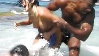 乔治德国女郎在海滩上玩跨人种3P