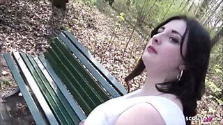 ドイツの大学ティーン、エリサがベルリンの公園でセックスを誘惑