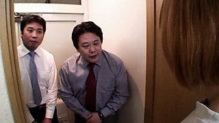 日本人熟女がセックスショップのオーナーに電話して、売っているディルドを見せたら、実験してしまう