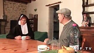Французскую монахиню жестко трахнули в анал в тройничке
