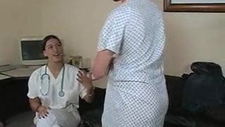 Одетые женщины, раздетый мужчина: медсестра