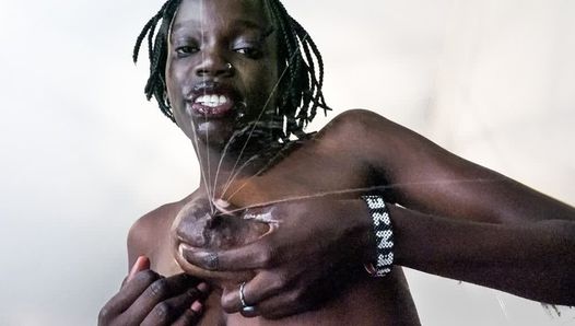 アフリカのキャスティング - 大きな黒の授乳乳乳首の大きな白いディックを搾乳