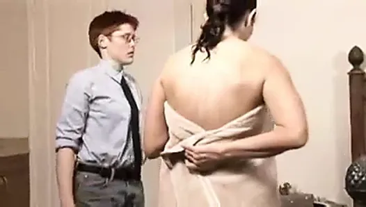 Две зрелые порнозвезды исследуют свою сексуальность в этом лесбийском видео.