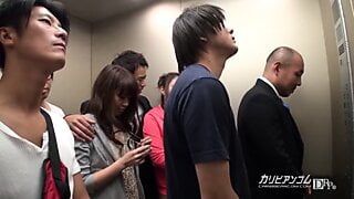 エレベーターに留まるmaikaとmiyama aoi-カリビアンコの詳細