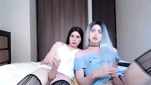 Трансвеститы дрочат и кончают порно видео